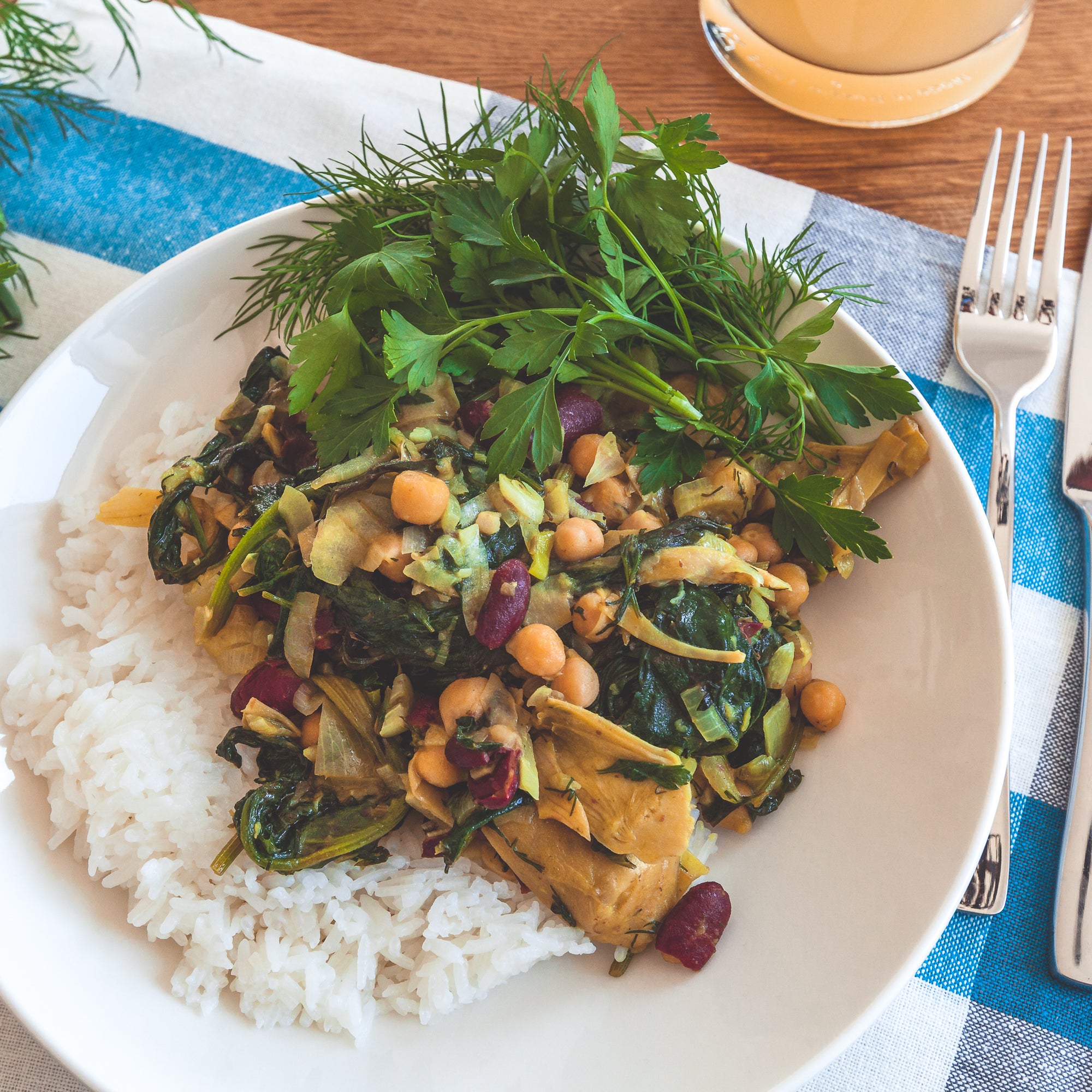 Kretischer Frühlingsspinat mit frischen Kräutern und Hülsenfrüchten