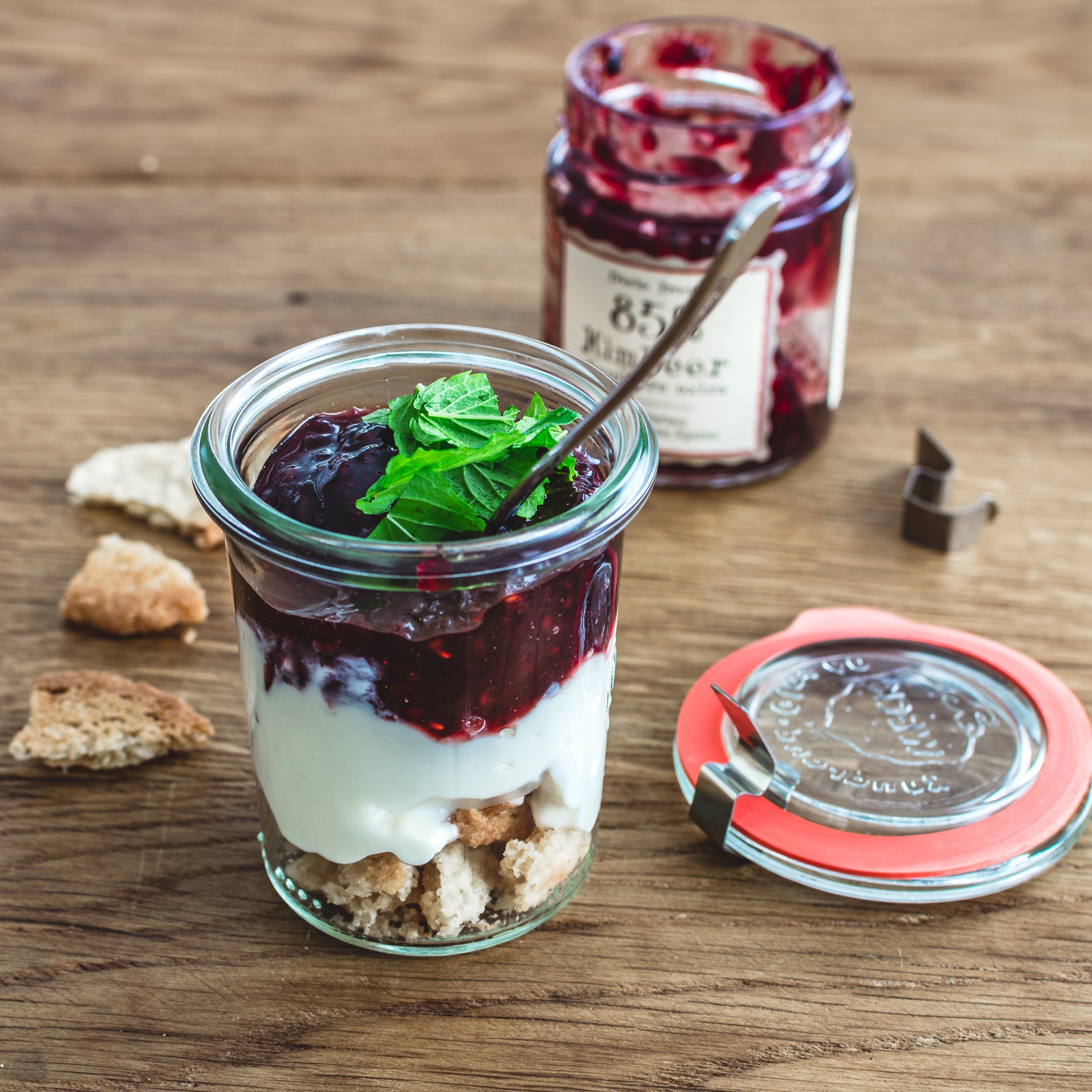 Veganer Joghurt mit Haferkeksen und Himbeermarmelade
