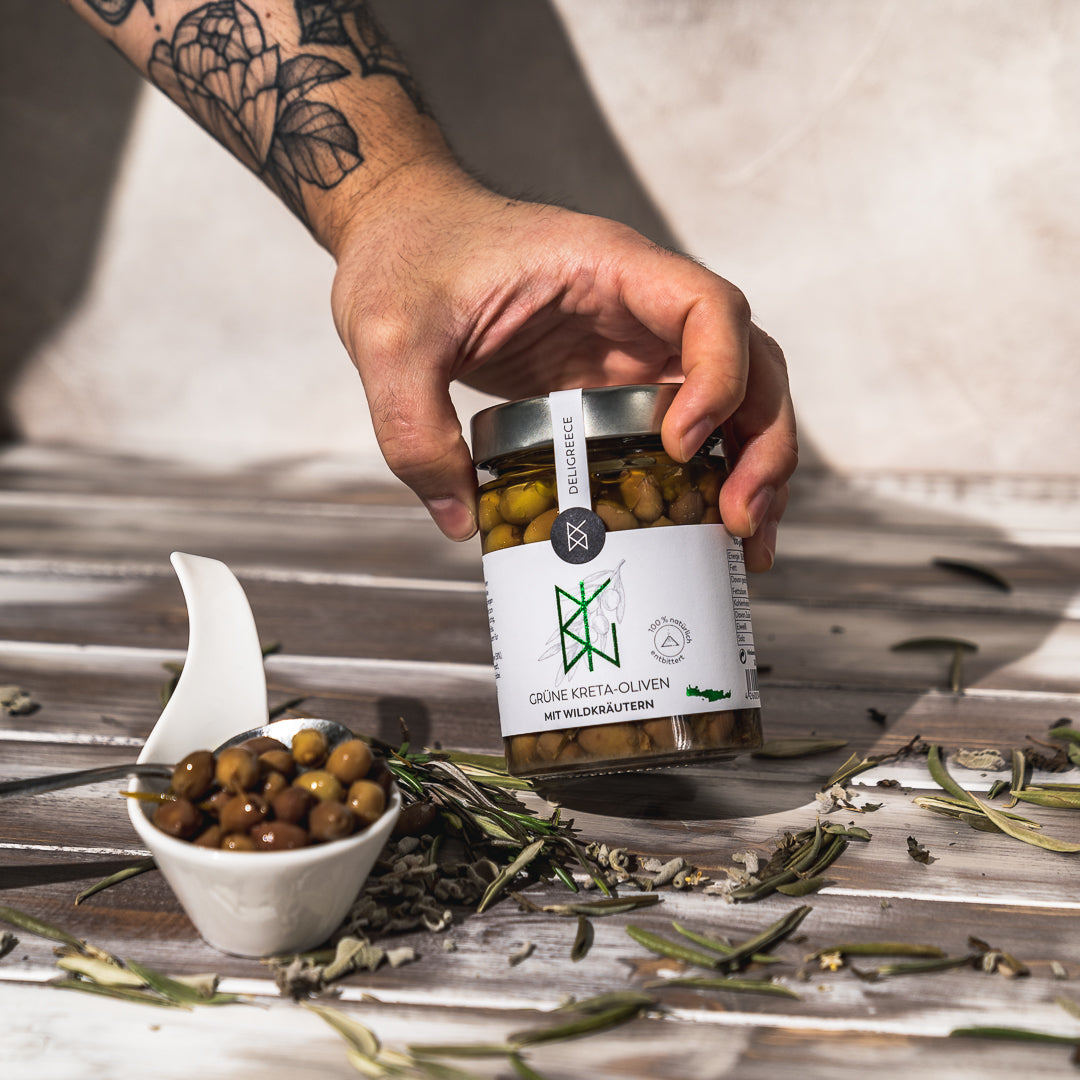 Grüne Kreta-Oliven mit Wildkräutern