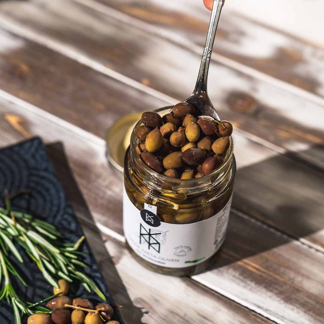 Grüne Kreta-Oliven mit Rosmarin