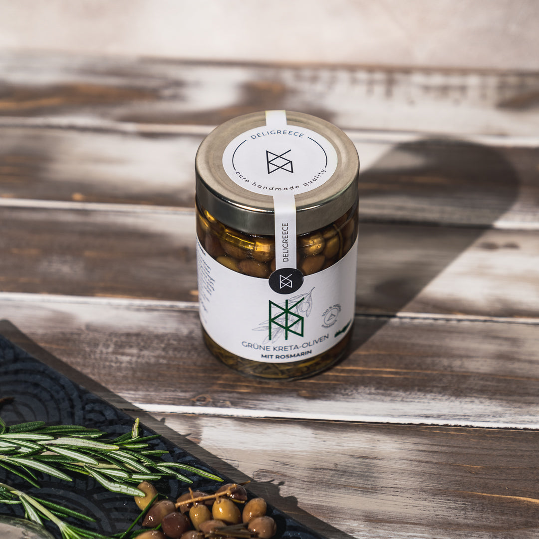 Grüne Kreta-Oliven mit Rosmarin